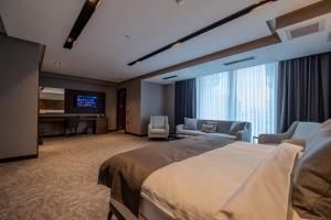 um quarto de hotel com uma cama e uma televisão de ecrã plano em B'İSTANBUL HOTEL em Istambul
