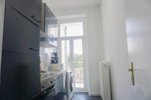 une cuisine avec une cuisinière et une fenêtre dans l'établissement Apartment with balkon, à Wuppertal