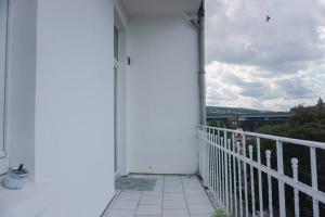 - un balcon blanc avec vue sur la ville dans l'établissement Apartment with balkon, à Wuppertal
