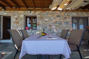 una mesa con un mantel blanco en el patio en Agnanti Villas 2, en Isómata