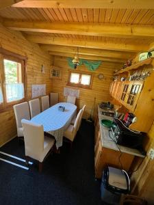 - une salle à manger avec une table et des chaises dans une cabine dans l'établissement Forest Guest House, à Sîntimbru-Băi