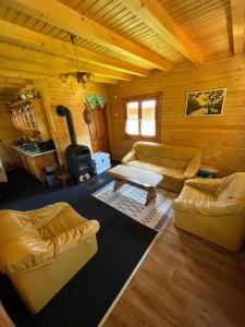 - un salon avec deux canapés et une cuisinière dans l'établissement Forest Guest House, à Sîntimbru-Băi