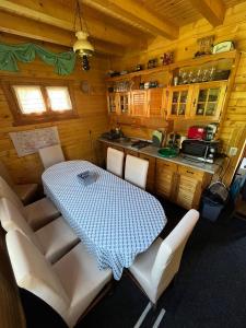 - une cuisine avec une table et des chaises dans une cabine dans l'établissement Forest Guest House, à Sîntimbru-Băi