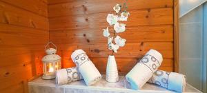 a shelf with two socks and a lamp and flowers at Gemütliches Apartment am Gottesberg in Muldenhammer