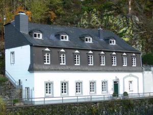 une grande maison blanche avec un toit noir dans l'établissement Weberwinkel, à Monschau