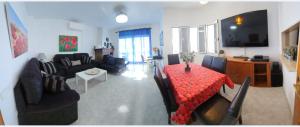 Telewizja i/lub zestaw kina domowego w obiekcie Casita Beach Front