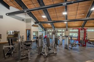 Fitness centrum a/nebo fitness zařízení v ubytování Remodeled Tamarron Lodge unit - Amazing views and 10 miles to Purgatory!