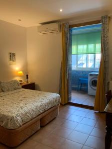 1 dormitorio con cama y ventana en Flat Plaza de España BCN, en Barcelona