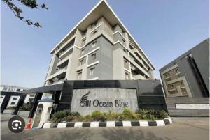 un bâtiment avec un panneau devant lui dans l'établissement Ocean Blue Luxury serviced Hotel Apartments, au Caire
