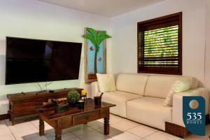 Μια τηλεόραση ή/και κέντρο ψυχαγωγίας στο Oasis na Vila de Praia do Forte Casa 4 suítes.