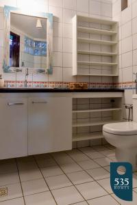 Ένα μπάνιο στο Oasis na Vila de Praia do Forte Casa 4 suítes.