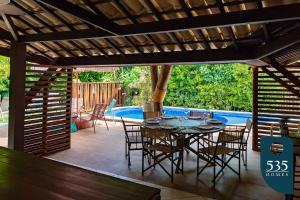 Αίθριο ή υπαίθριος χώρος στο Oasis na Vila de Praia do Forte Casa 4 suítes.