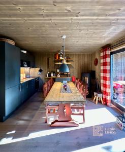 a room with a table and chairs in a kitchen at Cozy apartment ski in out, BBQ & Wifi Sjusjøen in Sjusjøen
