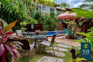 Κήπος έξω από το Oasis na Vila de Praia do Forte Casa 4 suítes.