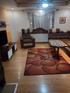 un salon avec un canapé et une table dans l'établissement SISI Domček, à Veľká Franková