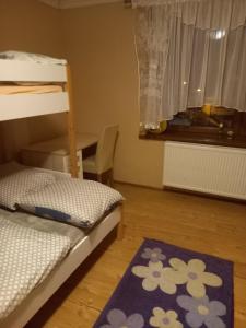Katil dua tingkat atau katil-katil dua tingkat dalam bilik di SISI Domček