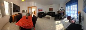 Telewizja i/lub zestaw kina domowego w obiekcie Casita Beach Front
