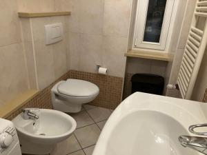 uma casa de banho com um WC branco e um lavatório. em Casa Ciotti Appartamento in centro ad Aosta CIR 0124 em Aosta