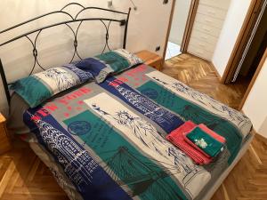 uma cama com um edredão e almofadas em Casa Ciotti Appartamento in centro ad Aosta CIR 0124 em Aosta