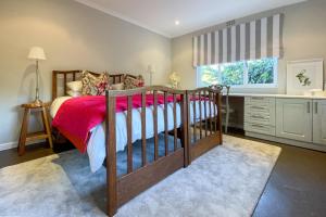 Ένα ή περισσότερα κρεβάτια σε δωμάτιο στο Ivy House - Super Spacious Spot- Somerset West