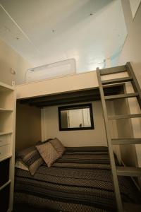 Letto o letti a castello in una camera di 2 Full Beds, Free Parking Underground Heated, Rogers Place, 1 Bedroom Condo Downtown Central