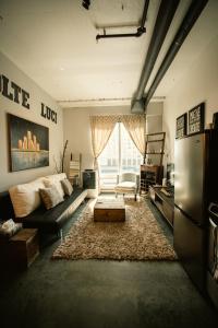 Zona de estar de 2 Full Beds, Free Parking Underground Heated, Rogers Place, 1 Bedroom Condo Downtown Central