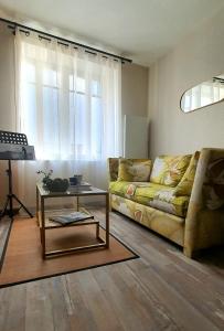- un salon avec un canapé et une table basse dans l'établissement ÔNuméro6, à Tournus