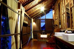 Un baño con dos lavabos y una gran ventana. en Terrapuri Heritage Village, Penarik, en Kampung Penarik 45 fotos más