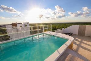 a swimming pool on the roof of a building at Hotel Inkanto in Mahahual