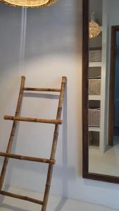 a wooden ladder leaning against a wall next to a mirror at Maison d’hôte, Djerba 