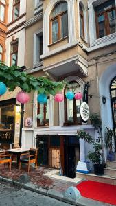 una tienda con sombrillas rosas y azules frente a un edificio en Taksim Park Suites en Estambul