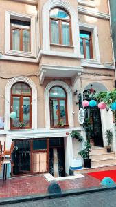 イスタンブールにあるTaksim Park Suitesの窓と階段が目の前にある建物