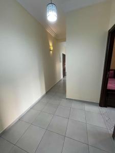 阿加迪爾的住宿－أكادير，一间空房间,拥有白色的墙壁和白色的瓷砖地板