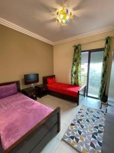 阿加迪爾的住宿－أكادير，一间卧室配有一张床、一张沙发和一个窗口