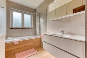 Koupelna v ubytování Au pied du sapin + 40 fotografií