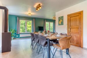 TV a/nebo společenská místnost v ubytování Au pied du sapin