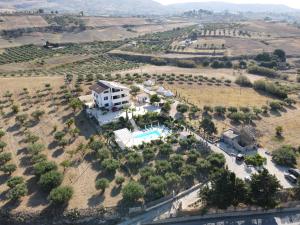 uma vista aérea de uma villa com piscina em Casa California em Realmonte