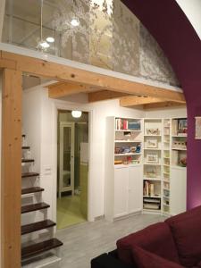 una sala de estar con una escalera de caracol en una casa en PURPLE HOUSE, en Roma