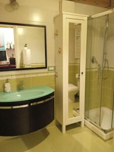 y baño con lavabo, ducha y aseo. en PURPLE HOUSE, en Roma