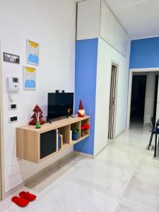 TV a/nebo společenská místnost v ubytování Casa Chloé - vicino al Porto e Basilica San Nicola + 32 fotografií