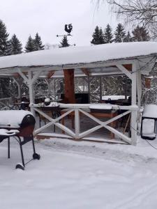 einen Pavillon mit Schnee darüber in der Unterkunft Vana-Vastseliina külalistemaja in Illi