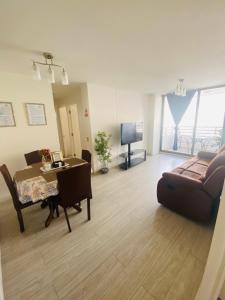 sala de estar con sofá y mesa en Amtaya Inmobiliaria, en Iquique