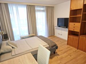 - une chambre avec un grand lit et une télévision dans l'établissement Apartment`s Nr 2, 2b und 2C in Stuttgart Stadtmitte, à Stuttgart