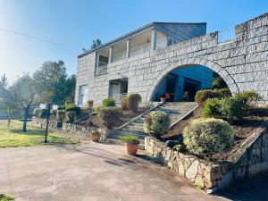 una casa con una pared de piedra y algunas plantas en O Souto de Monteasnal, en Ourense