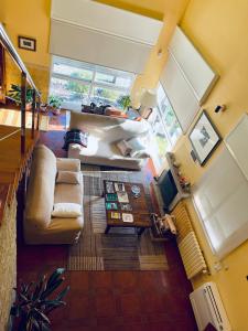 una vista aérea de una sala de estar con sofás en O Souto de Monteasnal en Ourense
