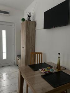 TV at/o entertainment center sa Apartman Anastasija Divcibare
