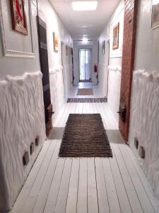 un corridoio vuoto con un tappeto sul pavimento di Vana-Vastseliina külalistemaja a Illi