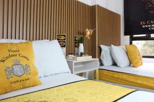Pokój z dwoma łóżkami i znakiem na nim w obiekcie Hotel WC w mieście Bogota