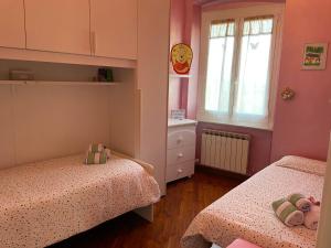 um pequeno quarto com 2 camas e uma janela em Sea & Park em Génova