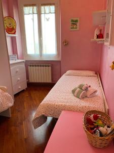um pequeno quarto com uma cama com uma boneca em Sea & Park em Génova